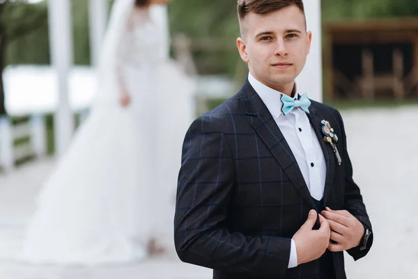 Yakışıklı Genç Damat Takım Elbise Kravat Açık Havada — Stok fotoğraf