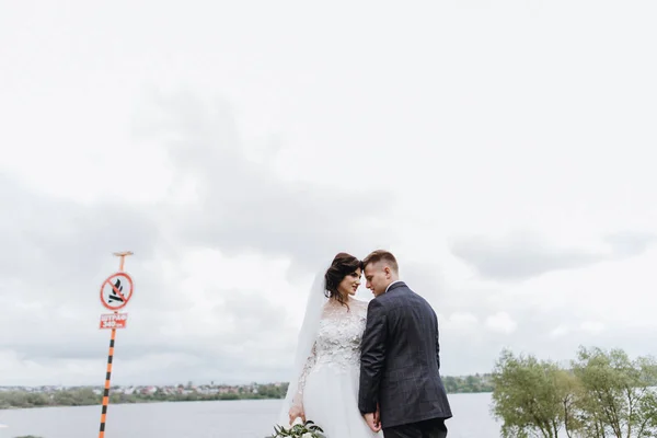 Feliz Joven Recién Casado Pareja Boda Posando Cerca Del Lago —  Fotos de Stock