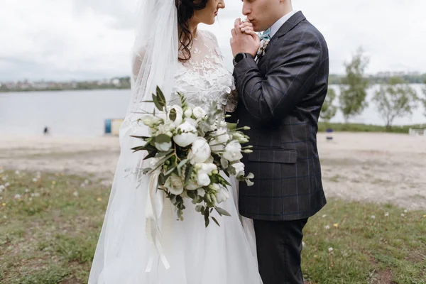 Feliz Joven Pareja Recién Casada Día Boda Tomados Mano —  Fotos de Stock