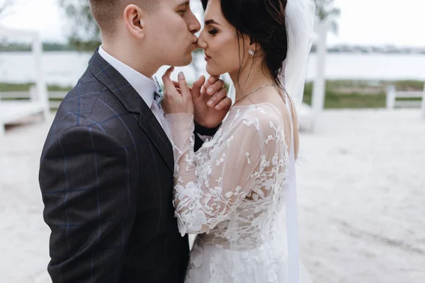 Jovens Felizes Apenas Casado Casal Abraçando Seu Dia Casamento — Fotografia de Stock