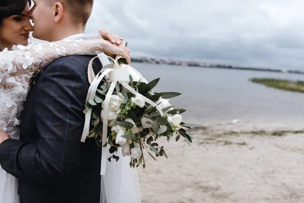 Vackra Bröllop Par Njuta Romantiska Stunder Nära Sjön — Stockfoto