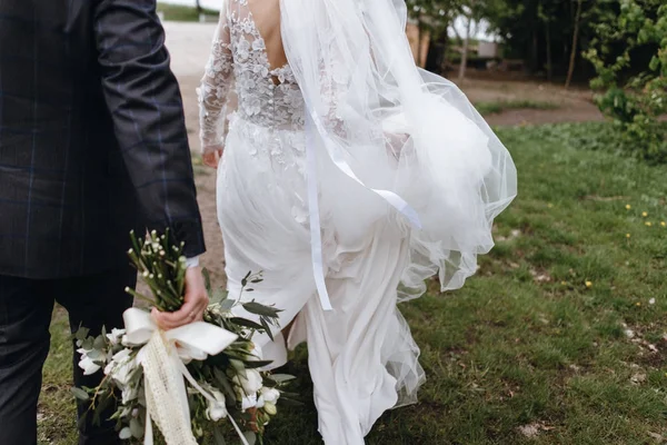 Feliz Joven Recién Casado Pareja Boda Día Caminando Aire Libre —  Fotos de Stock