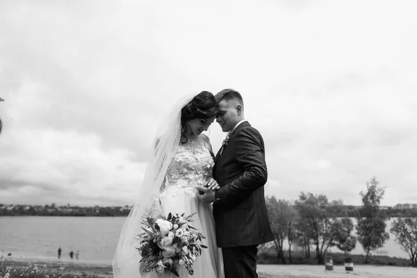 幸せなカップルは手を繋いで自分の結婚式の日にちょうど夫婦 — ストック写真
