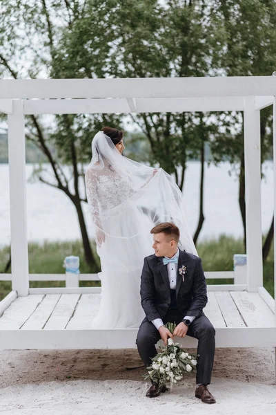 Glückliches Junges Frisch Verheiratetes Paar Hochzeitstag Strand Eines Sees Sommertag — Stockfoto