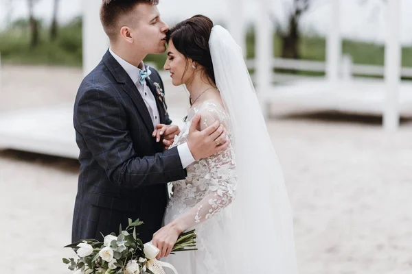 Jovens Felizes Apenas Casado Casal Beijando Seu Dia Casamento — Fotografia de Stock