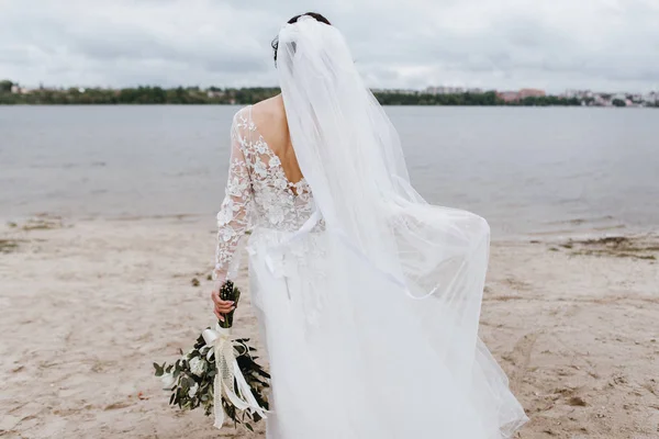 Gyönyörű Fiatal Menyasszony Egy Fényűző Ruhát Tónál — Stock Fotó
