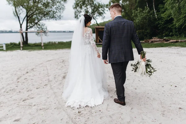 Szczęśliwy Młode Małżeństwo Tylko Ich Ślubu Spaceru Plaży Nad Rzeką — Zdjęcie stockowe