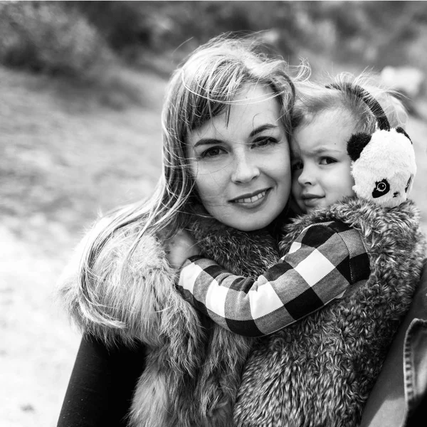 Monochromatyczne Widok Mama Uśmiechając Się Pieszczoty Córka — Zdjęcie stockowe