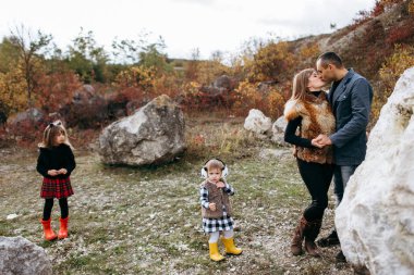 Anne kızı dışında yürüyüş sırasında öpüşme