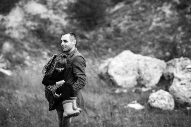 Elinde tutan ve kızla oynayan adam 