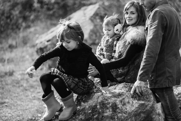 Černobílý Obrázek Šťastný Rodinných Procházek — Stock fotografie