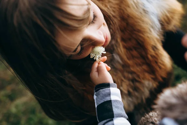 Vista Cortada Mulher Brincando Com Filha Flor — Fotografia de Stock