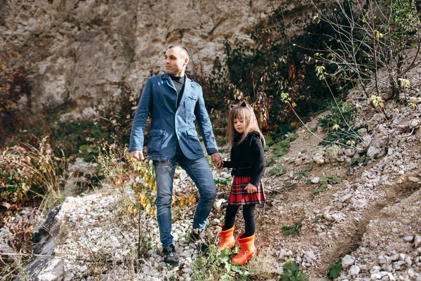 Padre Caminando Con Hija Tomándose Las Manos Cerca Colina — Foto de Stock