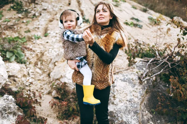 Mujer Sosteniendo Hija Las Manos Afuera — Foto de Stock