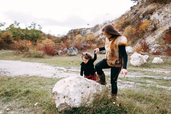 Mutter Hat Spaß Und Spielt Mit Tochter Draußen — Stockfoto