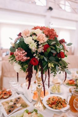 Çiçek buketi ve meze closeup görünümünü üzerinde arka plan bulanık