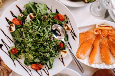 Roka, domates ve balzamik sos ile aromalı Bıldırcın yumurta salatası