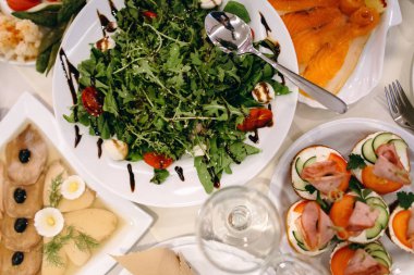 Roka, domates ve balzamik sos ile aromalı Bıldırcın yumurta salatası