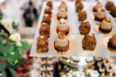 Ayna sır ile kek ve çikolata kek Fındıklı görünümünü kapat