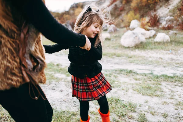 Mãe Divertindo Brincando Com Filha Fora — Fotografia de Stock