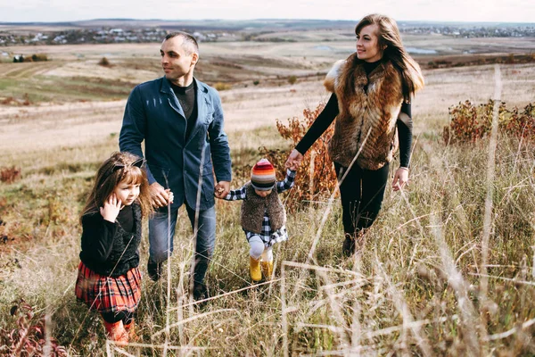 秋の草原を歩く家族 — ストック写真