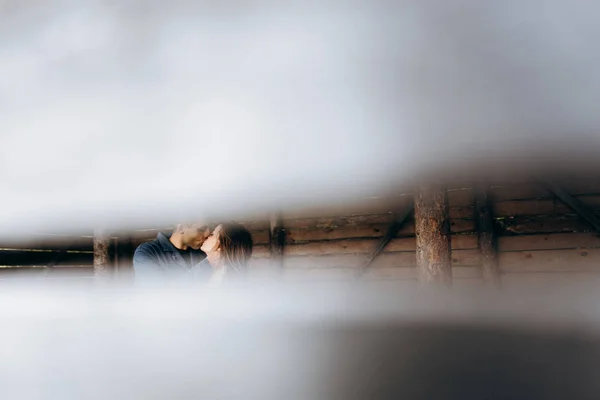 Alguém Espiando Para Casal Romântico Abraçando Beijando — Fotografia de Stock