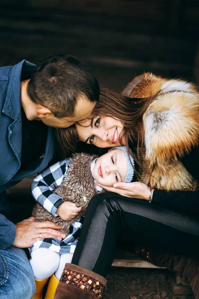 Visualização Família Feliz Posando Fora Durante Dia — Fotografia de Stock