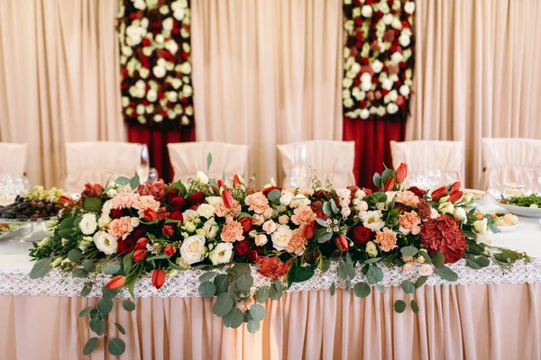 Vue Table Mariage Décorée Avec Des Fleurs Nappe Luxe Rideaux — Photo