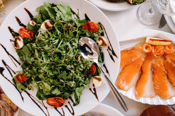 Roka, domates ve balzamik sos ile aromalı Bıldırcın yumurta salatası