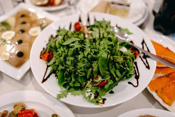 Ensalada Con Rúcula Tomates Cherry Huevos Codorniz Con Salsa Balsámica —  Fotos de Stock