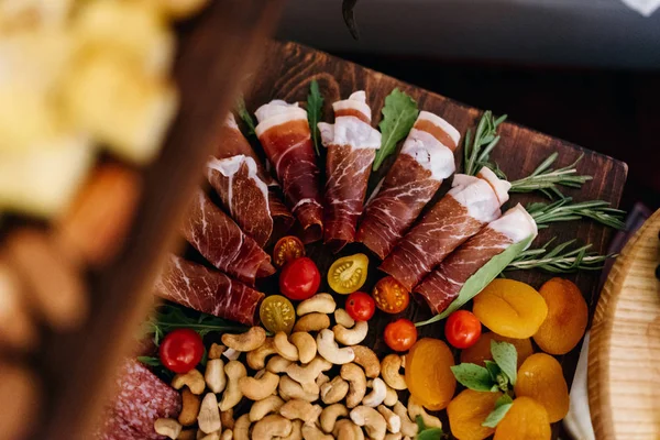 성탄절에는 토마토 견과류 가까이 수있었다 — 스톡 사진