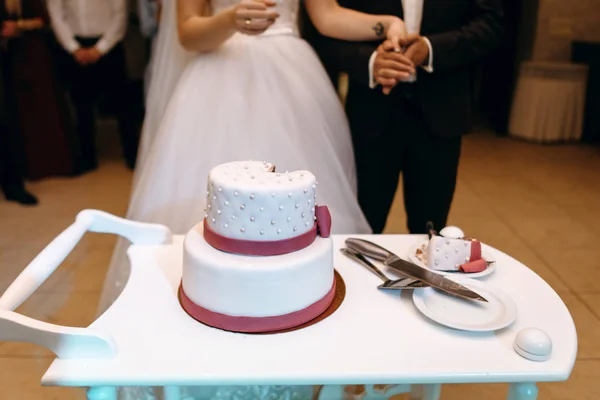 Dekorativa Bröllopstårta Med Nygifta Bakgrund — Stockfoto