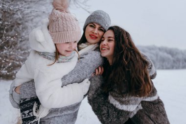 Anne küçük kızı elinde tutan ve birlikte eğlenmek