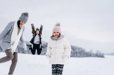 Anne kız kış Park ile etkin zamanı var