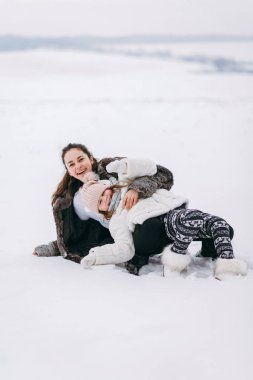 Kar kış Park sarılma kız