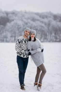 Romantik Çift ayakta kış parkta birlikte