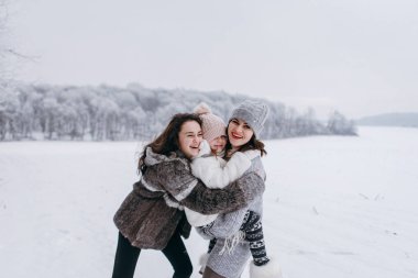 Kızları kış Park ile sarılma anne