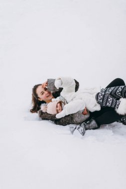 Kar kış Park sarılma kız