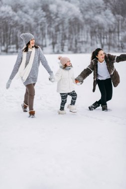 Kar kış park arka plan üzerinde çalışan aile yan görünüm