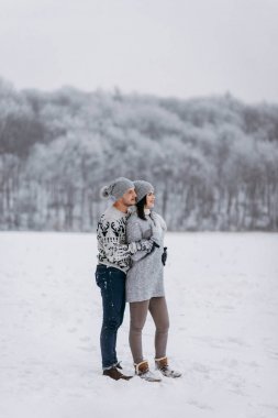 Adam kadının duran ve kış parkta sarılma
