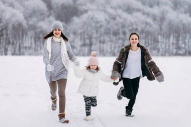 Kar kış park arka plan üzerinde çalışan aile önden görünümü