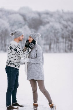 Kadınla ayakta ve şefkatle yüz tutan adam
