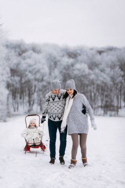 Kızı halletme ve soğuk kış Park anne sarılma babası görünümünü
