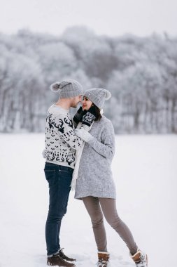 Kadınla ayakta ve şefkatle yüz tutan adam