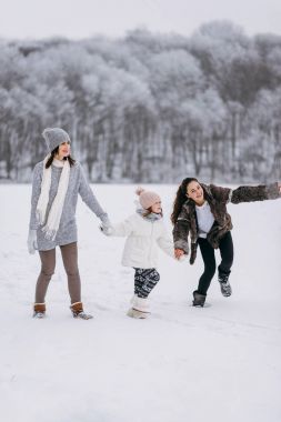 Kar kış park arka plan üzerinde çalışan aile yan görünüm