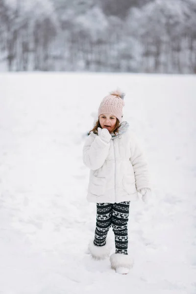 Menina Lambendo Neve Luva Parque Inverno — Fotografia de Stock