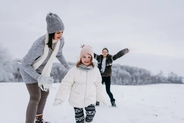 Madre Tienen Tiempo Activo Con Las Hijas Parque Invierno —  Fotos de Stock