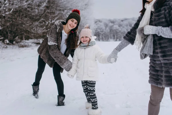 Mãe Divertindo Brincando Com Filhas Parque Inverno — Fotografia de Stock