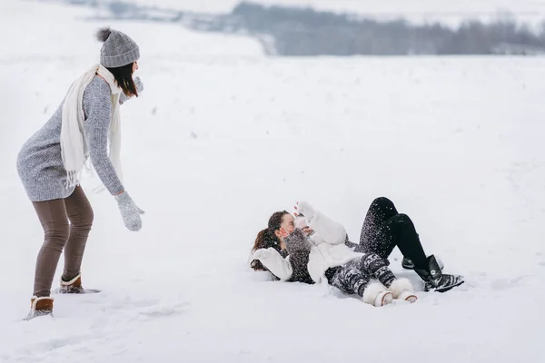 Flickor Fastställande Och Gosa Snö Och Kvinnan Skrattar — Stockfoto