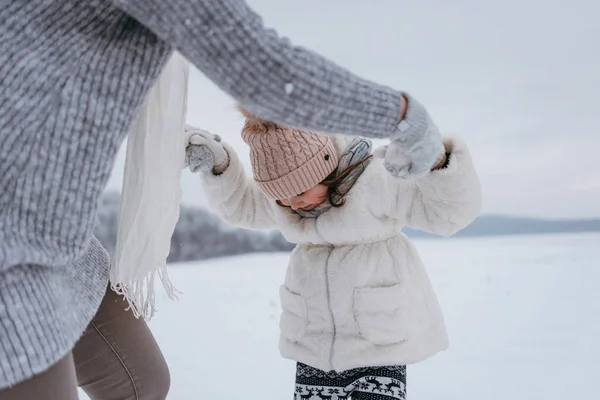 Женщина Танцует Девушкой Зимнем Парке — стоковое фото